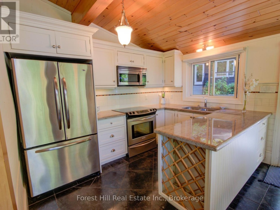 21 LAKEVIEW CRESCENT, 