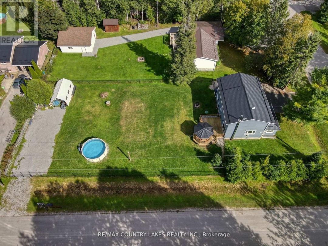 3 PINEWOOD BOULEVARD, Canal Lake