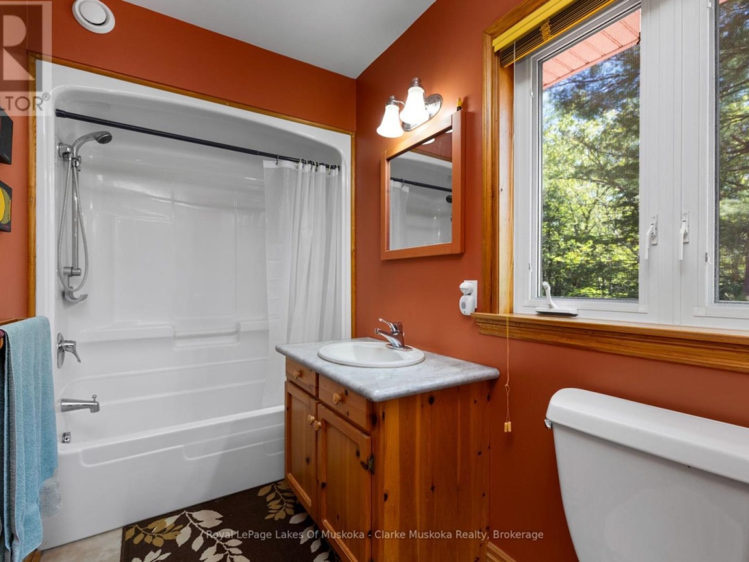 733 Whites Falls Road, Six Mile Lake
