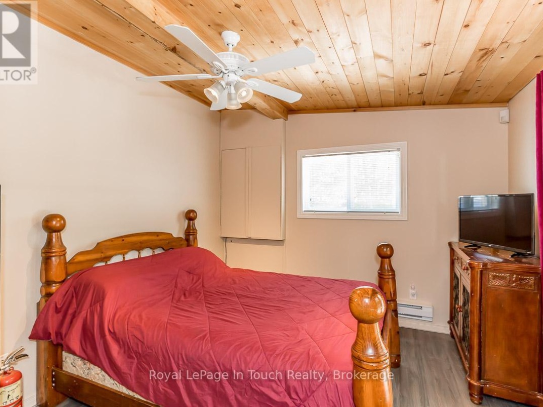 36 Yellowhead Island, Gloucester Pool