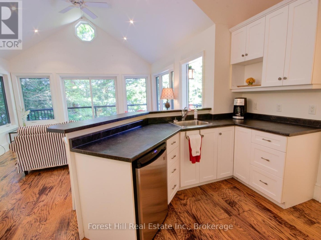 21 LAKEVIEW CRESCENT, 