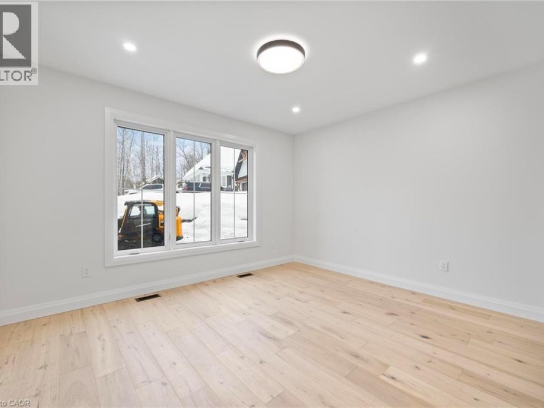 33 GLEN EAGLE Court, 