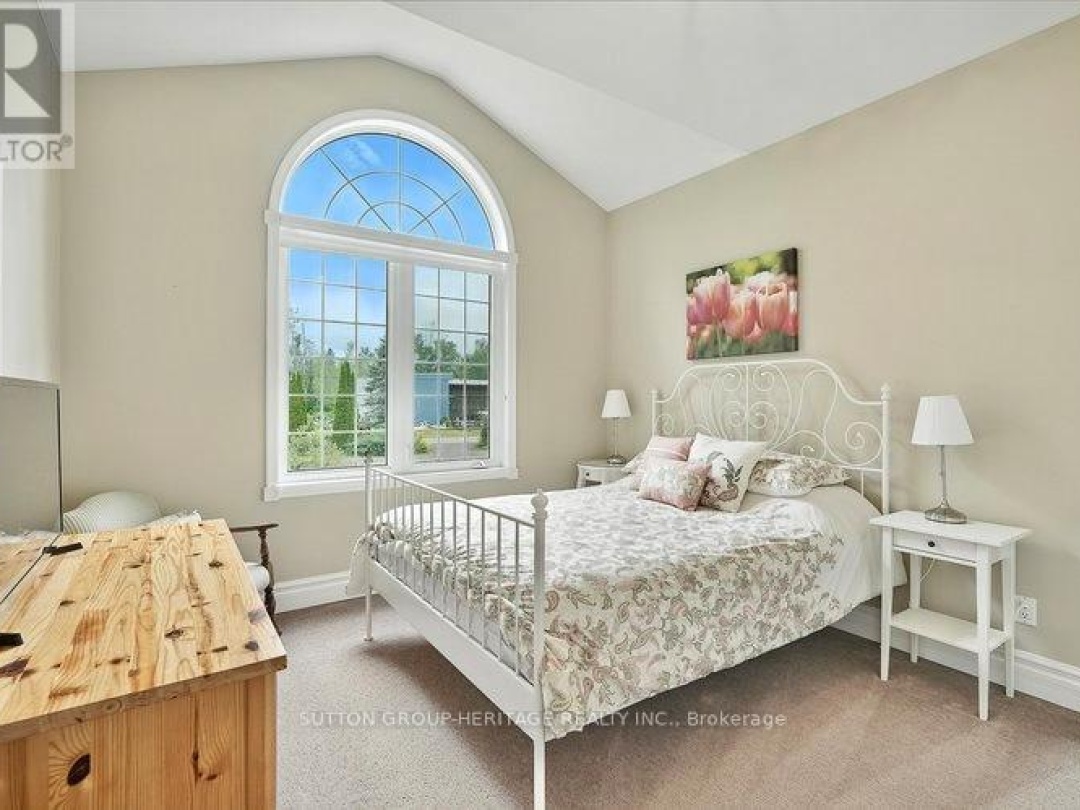 400 FRONT STREET W, 