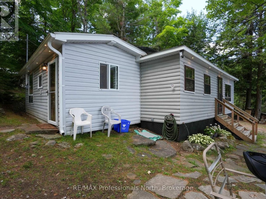 1073 WARD LANE N, 