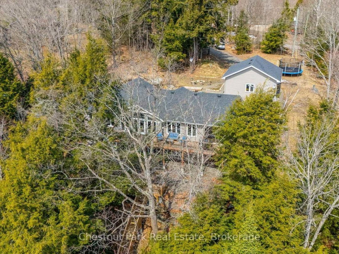 5989 KENNISIS LAKE ROAD, Kennisis Lake