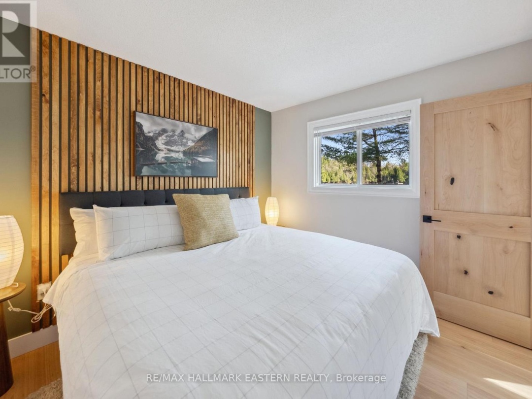 1025 Dickies Lane, Gooderham Lake