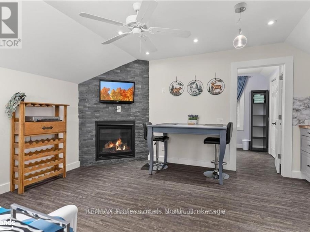 379 Santas Village Road W, Lake Muskoka