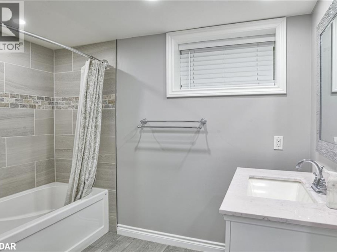 105 WELLINGTON Street, 