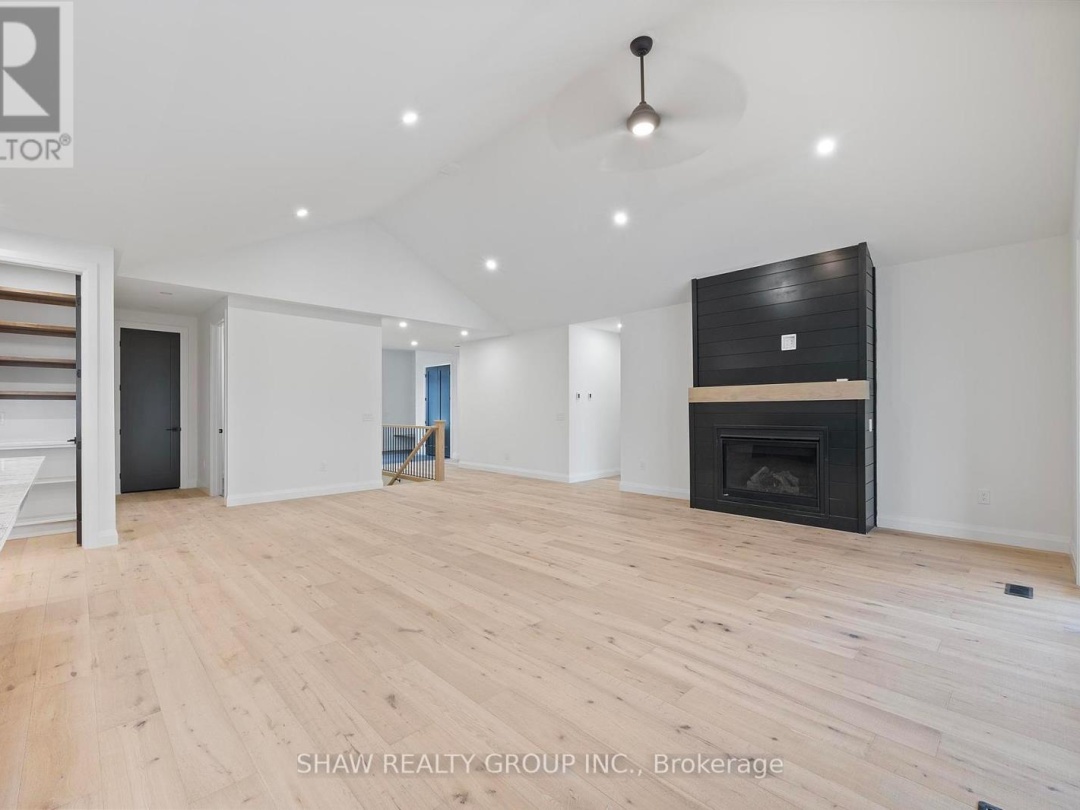 33 GLEN EAGLE COURT, 