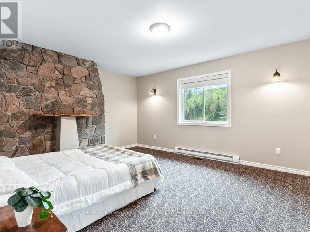 1080 Queen's Line Road, Minden Hills