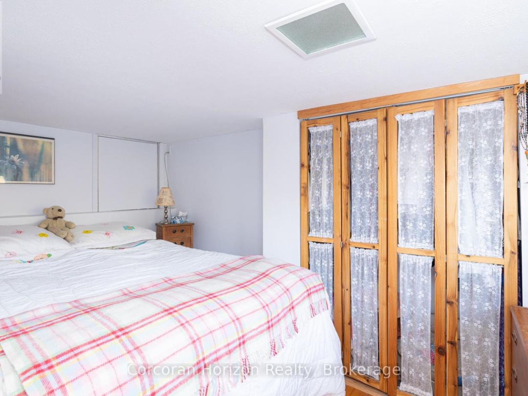 566 HUNGRY BAY ROAD W, 