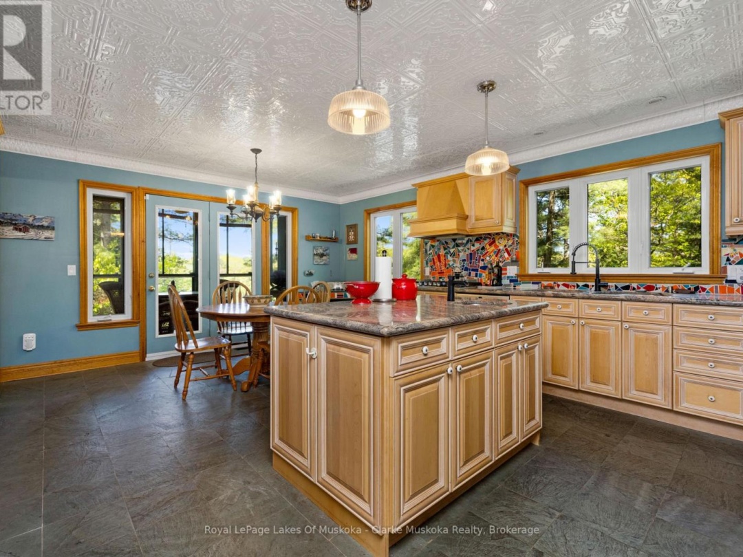 733 Whites Falls Road, Six Mile Lake