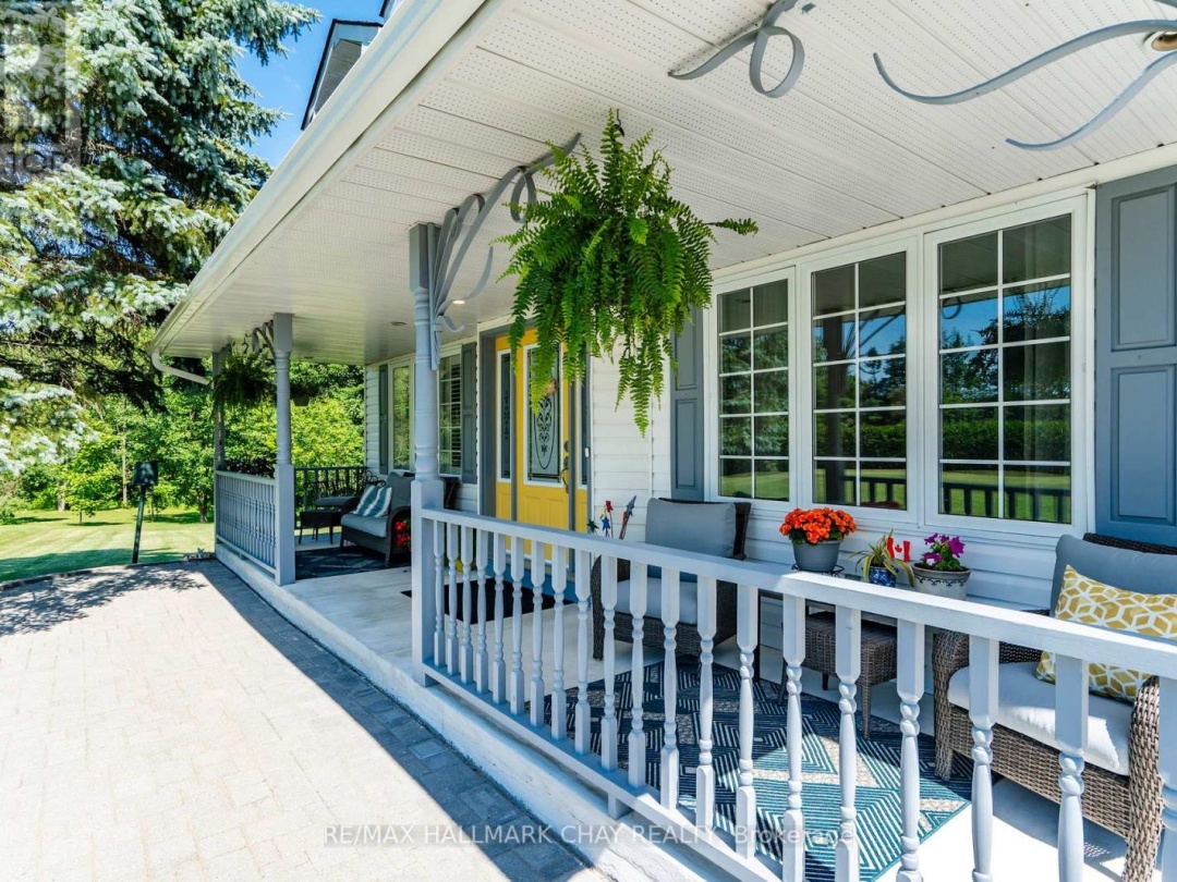 403 MOONSTONE ROAD E, 