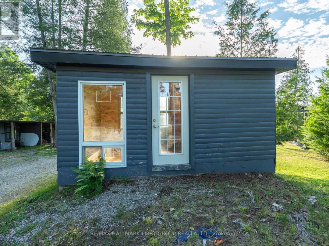 402 STEENBURG LAKE ROAD S, 