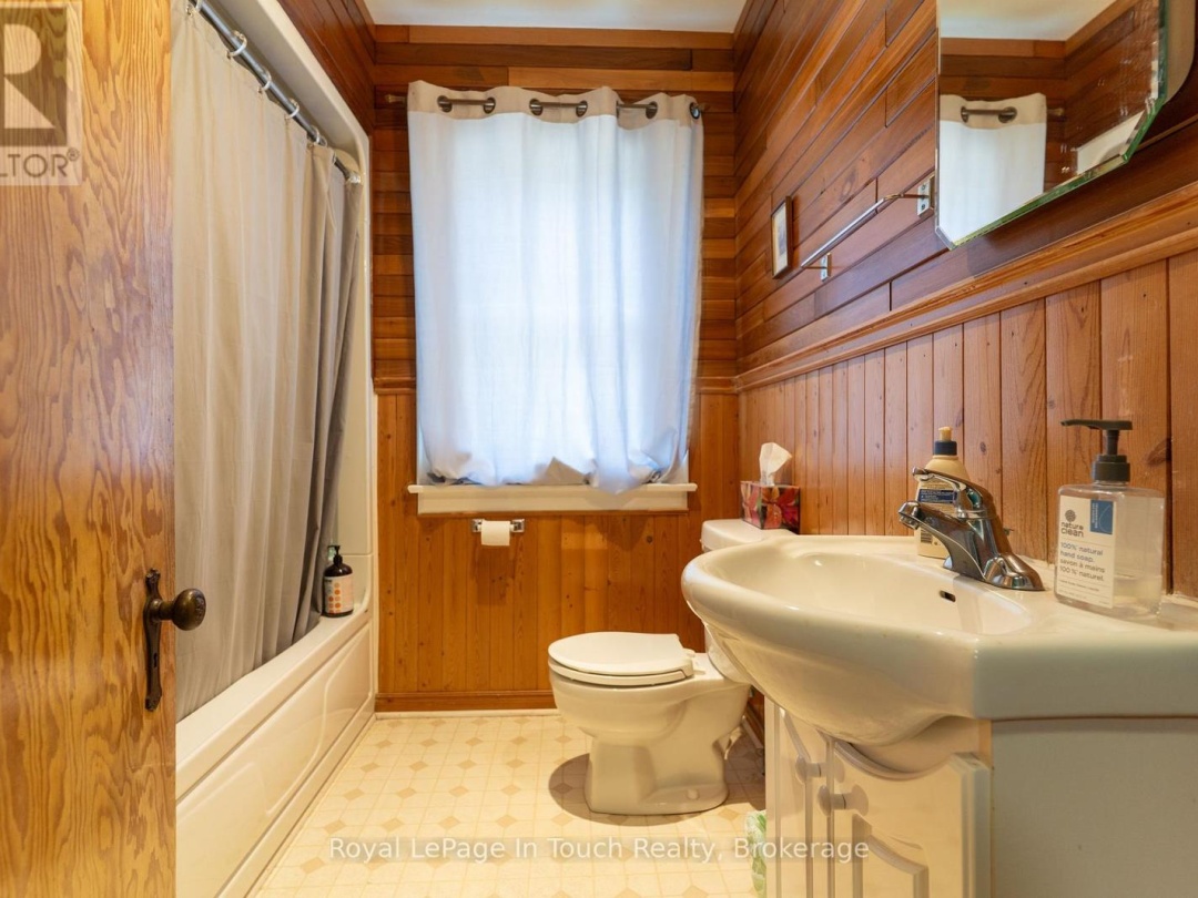 2596 HONEY HARBOUR ROAD, 