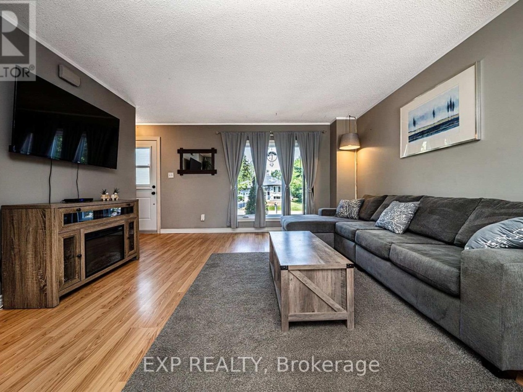 8 PINEWOOD BOULEVARD, 