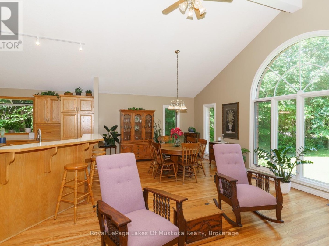 1020 AMELIA CRESCENT, 