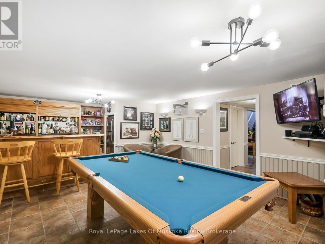 2 LESLIE DRIVE W, 