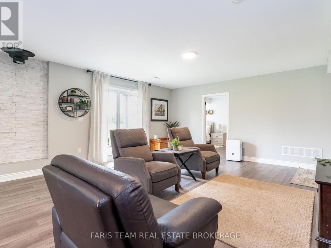 520 HORSESHOE VALLEY ROAD E, 