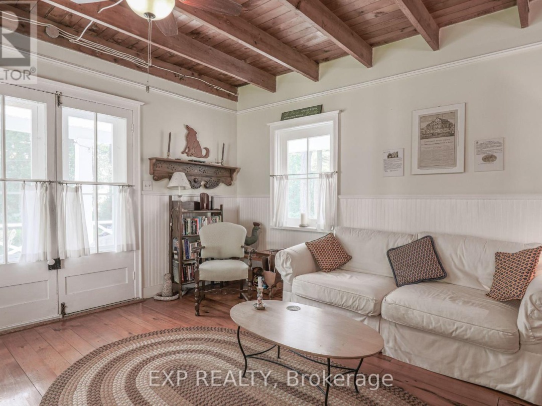 10 Sixth Street, Sturgeon Lake