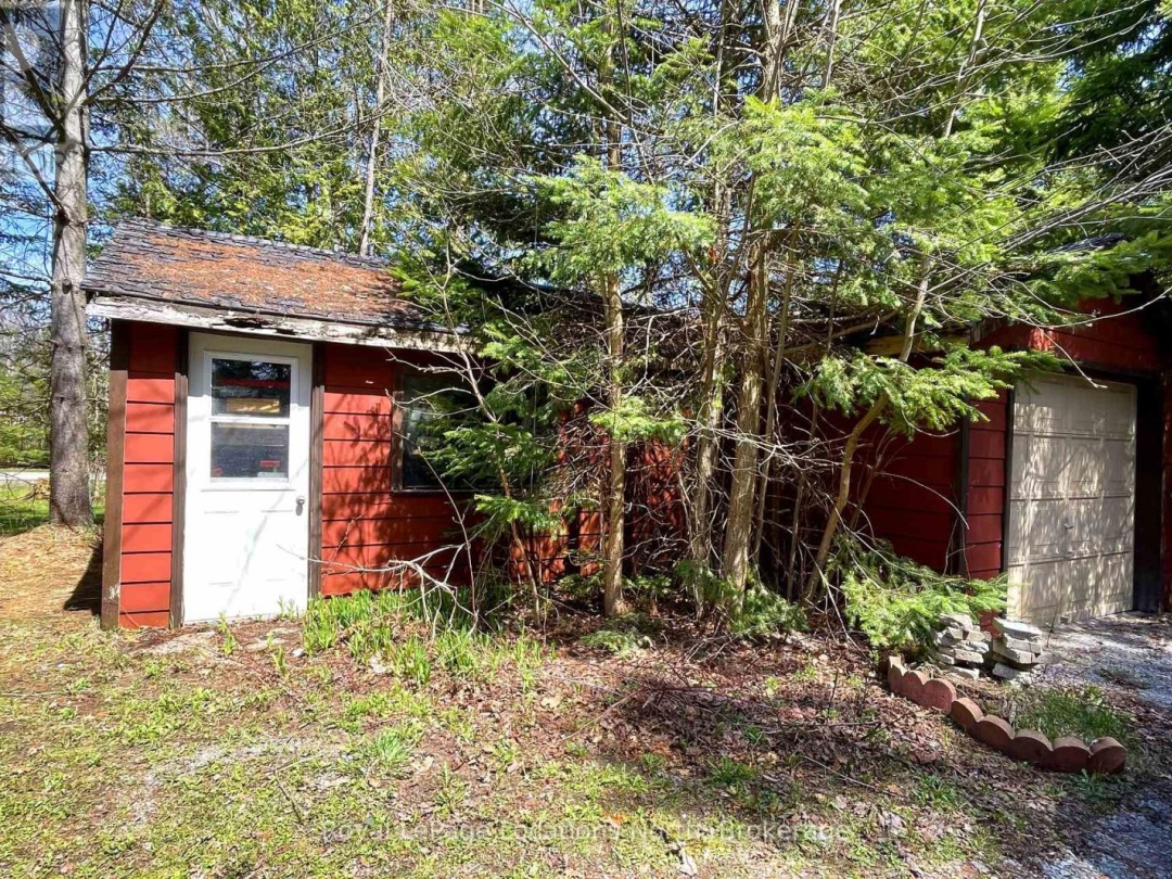 239 Monck Rd Cty 45, Young Lake