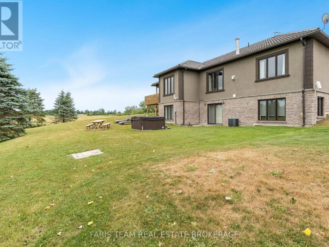 520 HORSESHOE VALLEY ROAD E, 