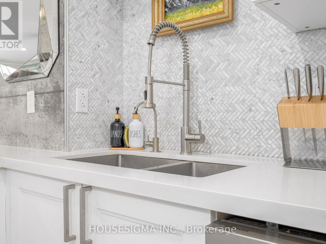 19 - 4 PARADISE BOULEVARD, 