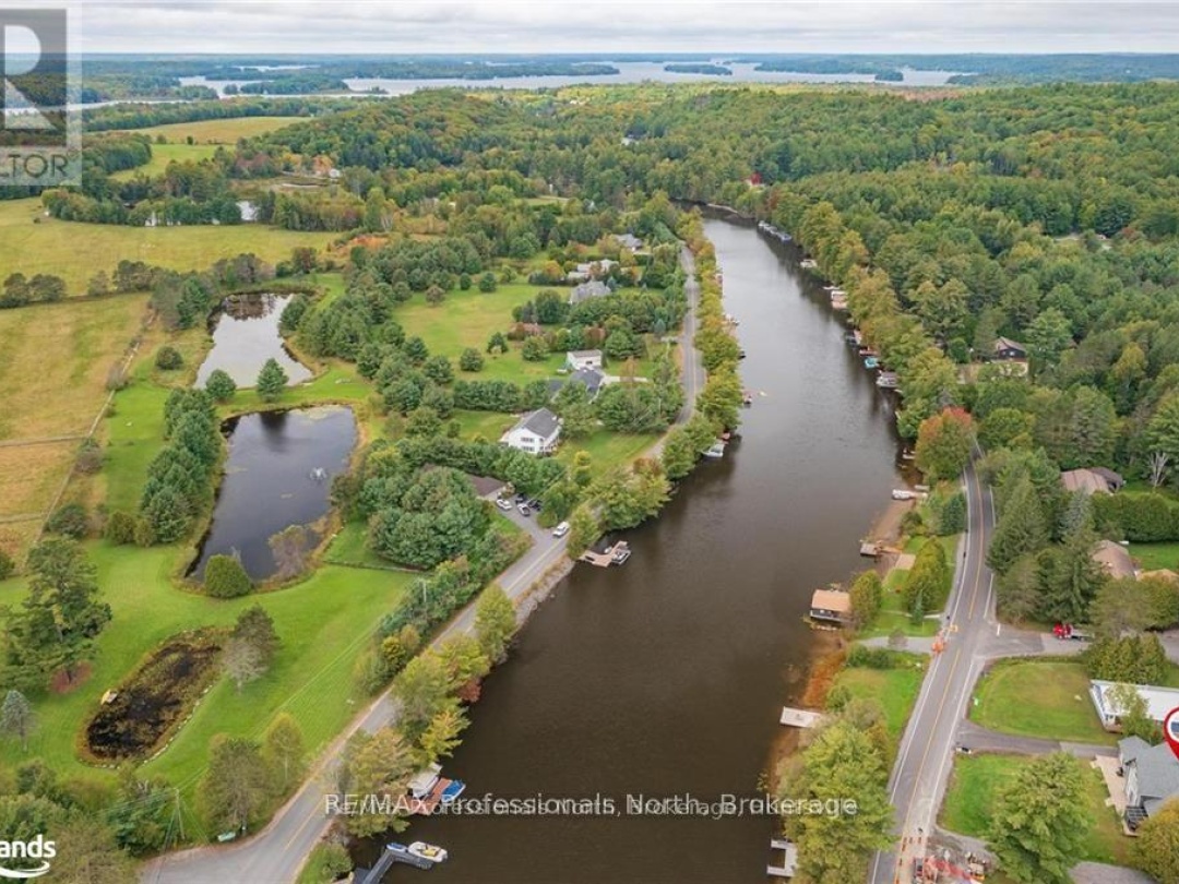 379 Santas Village Road W, Lake Muskoka