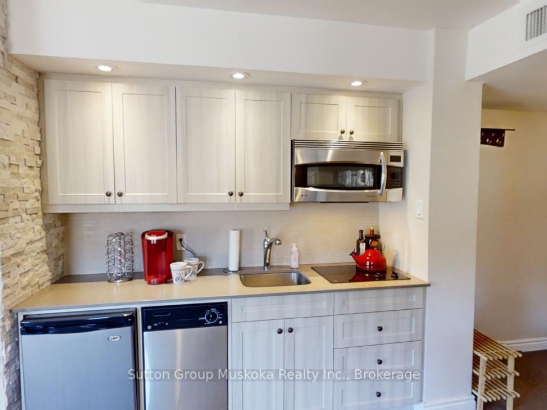 52 307 1235 Deerhurst Drive, Peninsula Lake