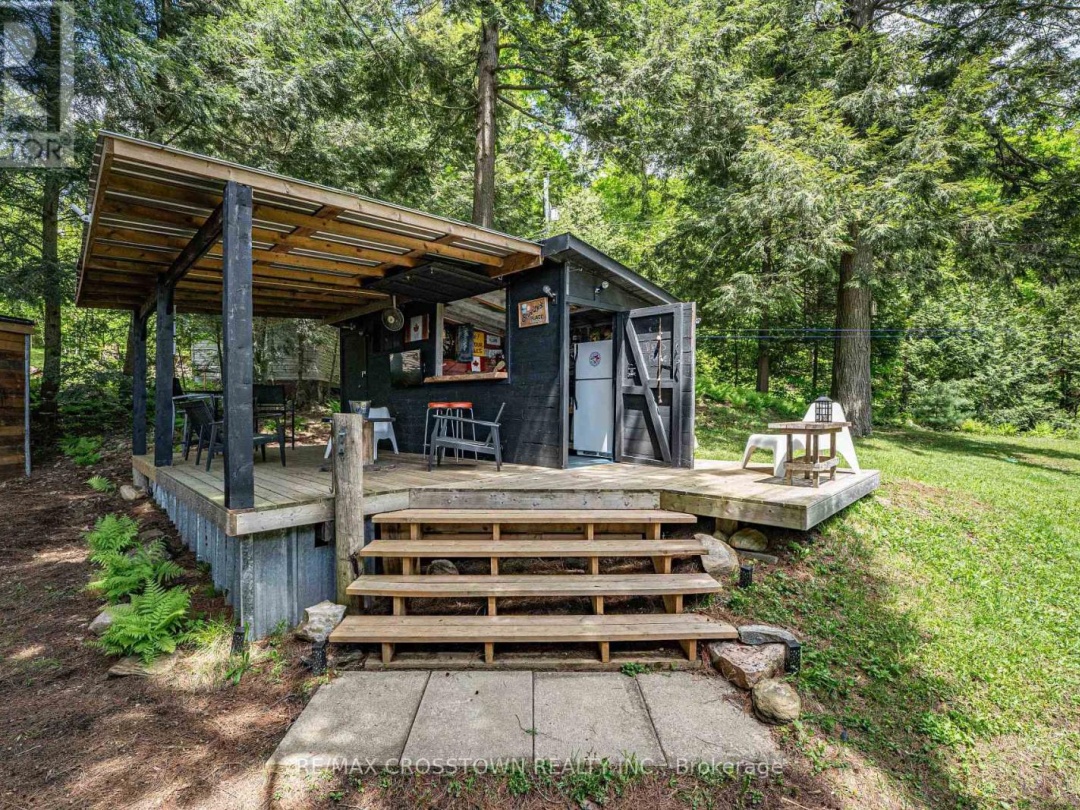 228 Macbeth Island, Wood Lake