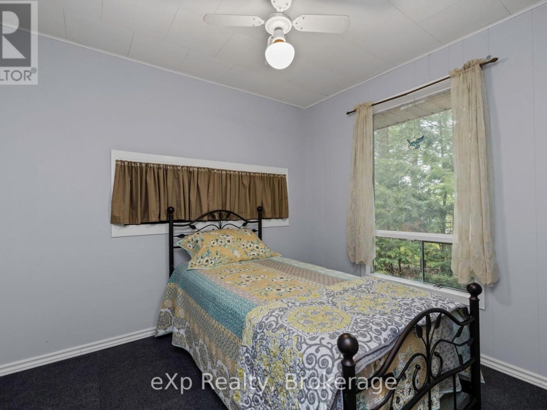 36 Roberts Lake Road E, Roberts Lake