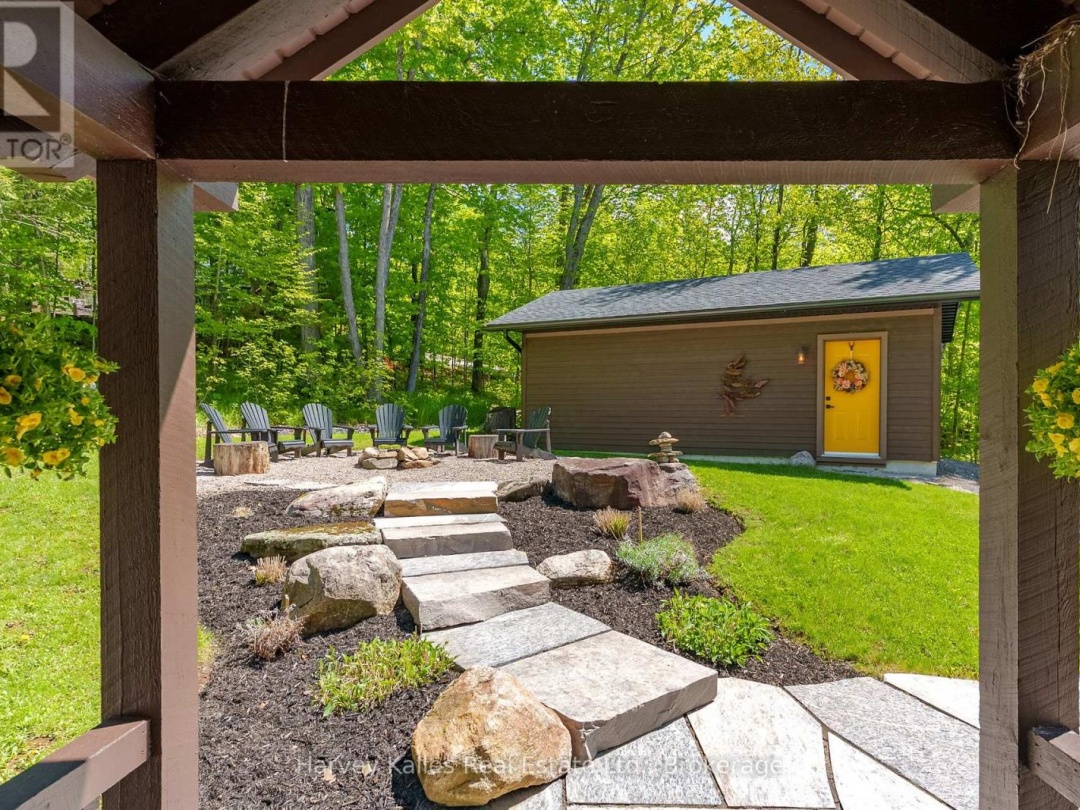 157 Chalet Crescent, Peninsula Lake