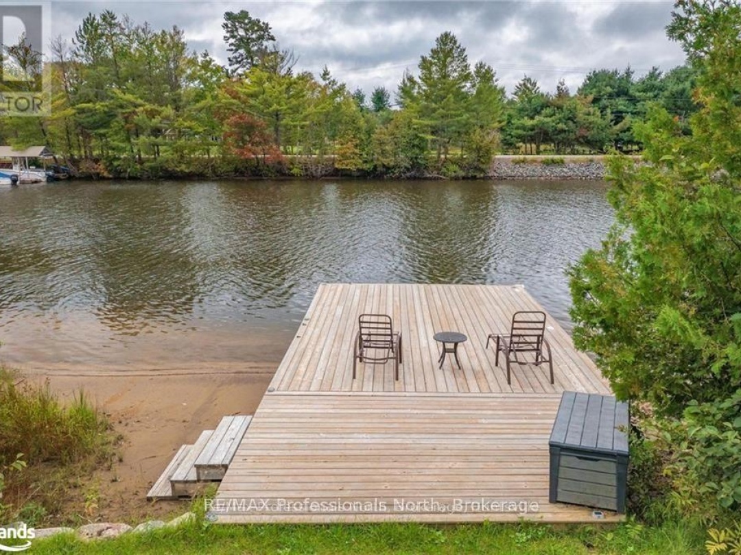 379 Santas Village Road W, Lake Muskoka