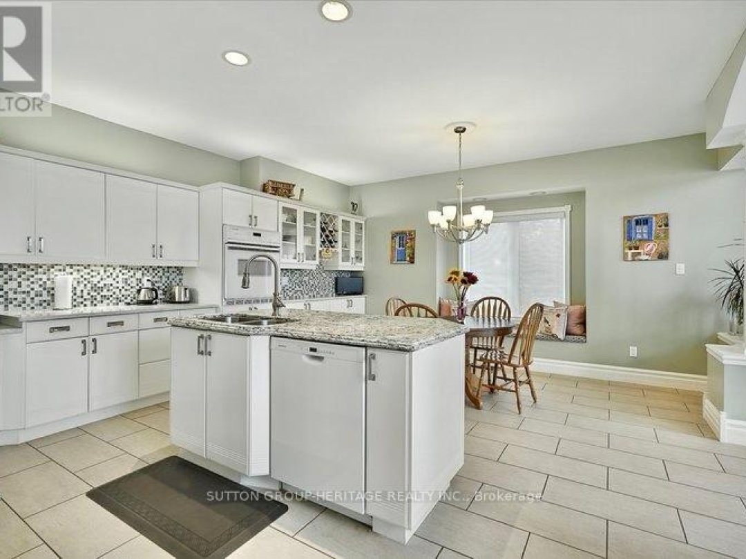 400 FRONT STREET W, 
