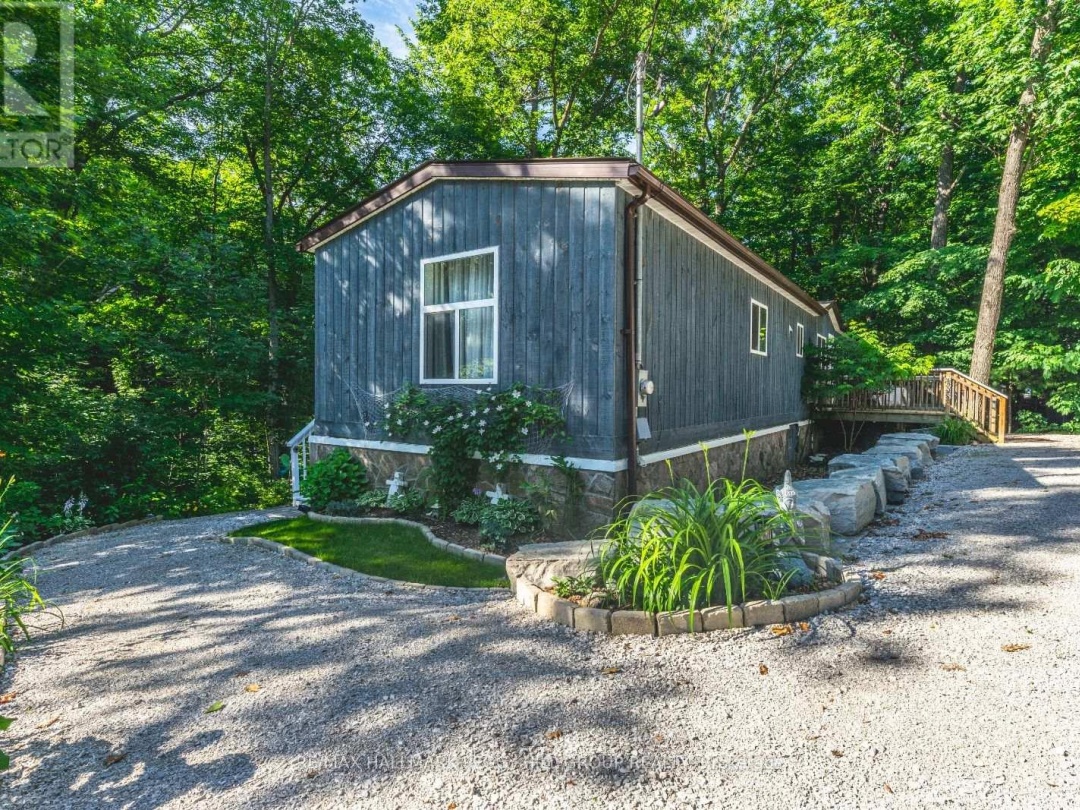 7498 Island Crescent, Black Lake