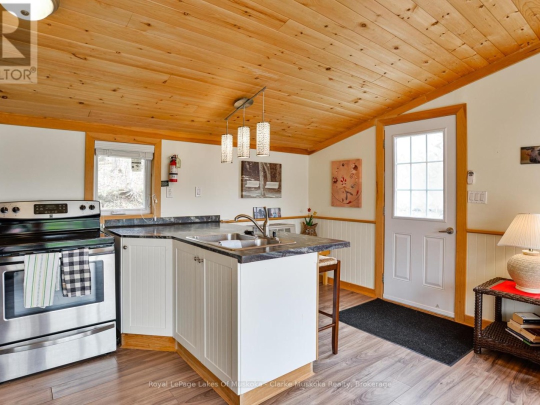 7 - 7 SILVER POINT ROAD, 