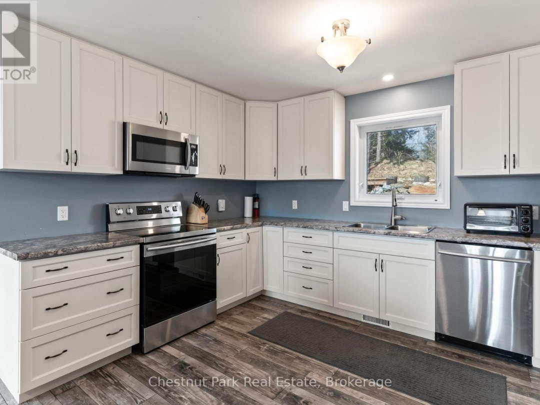 5989 KENNISIS LAKE ROAD, Kennisis Lake