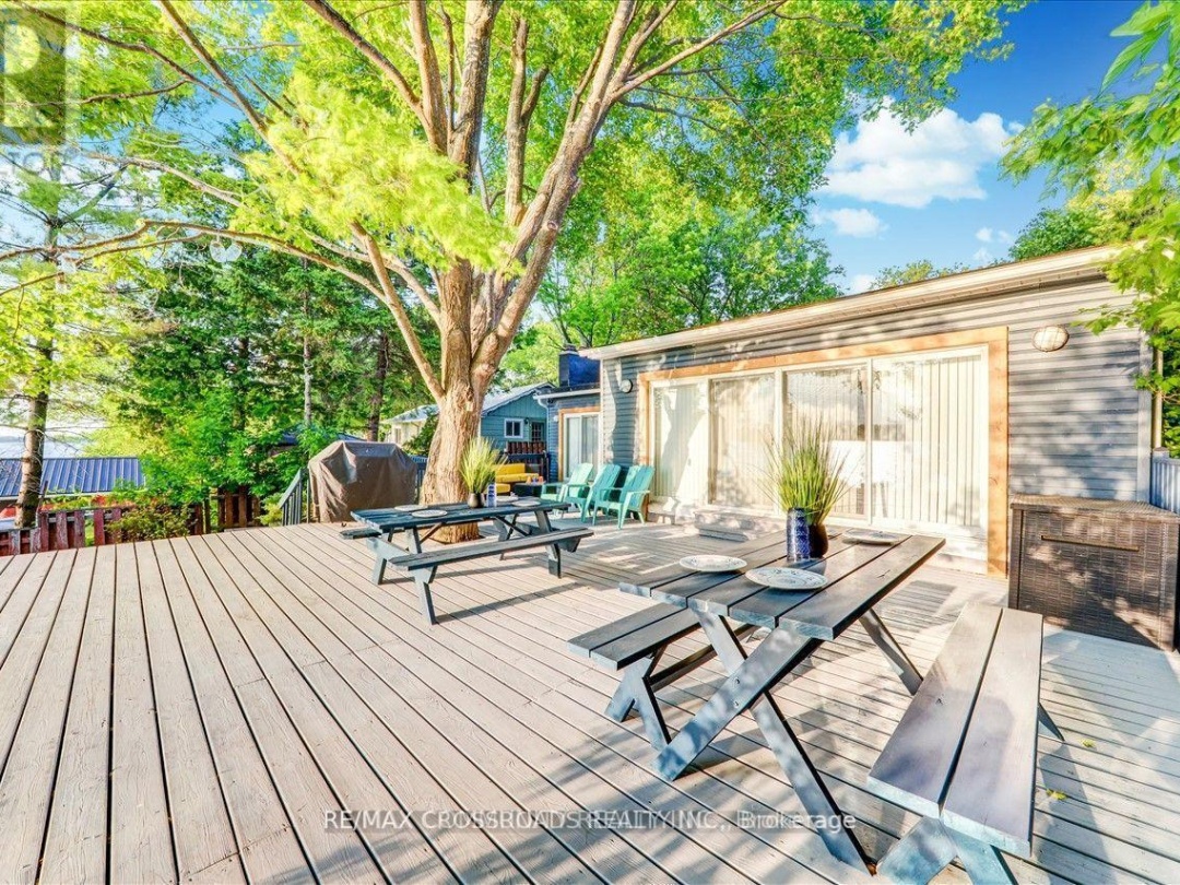 5794 Victoria Park Road, 
