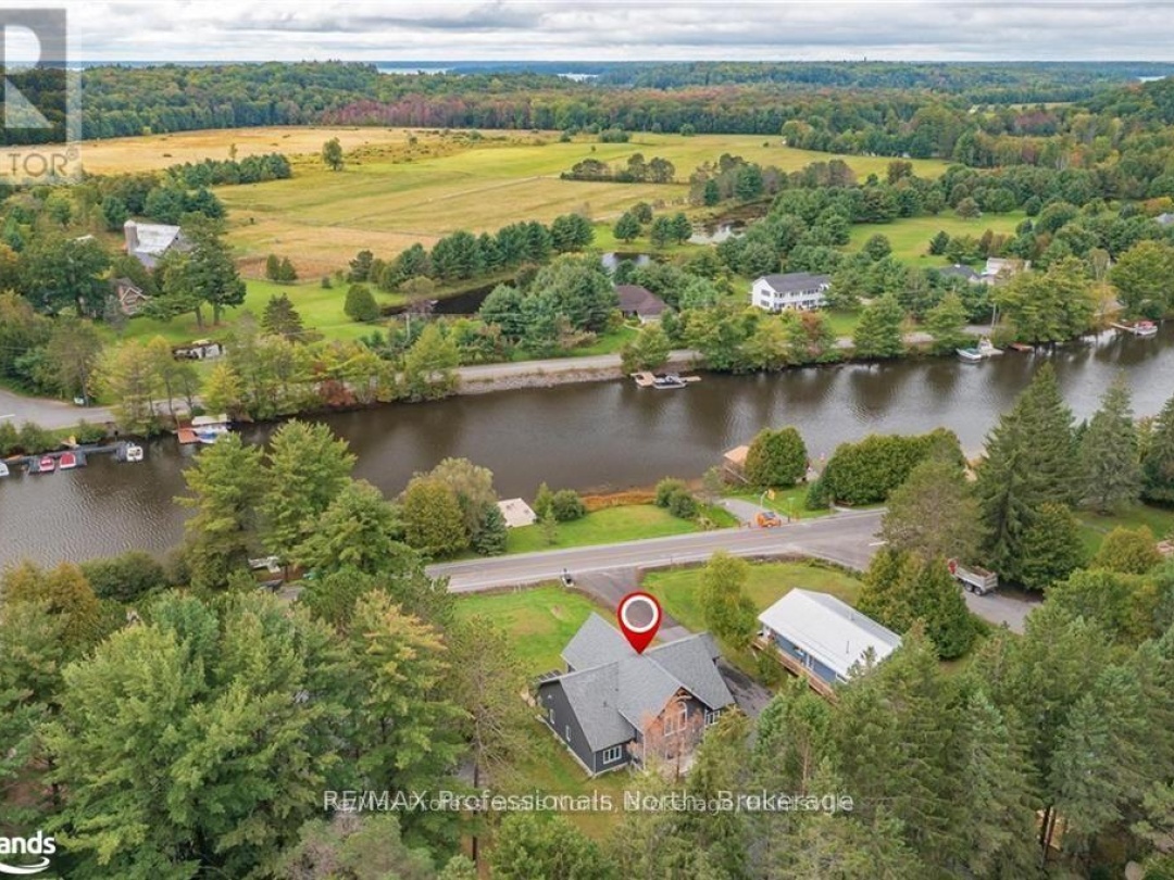 379 Santas Village Road W, Lake Muskoka