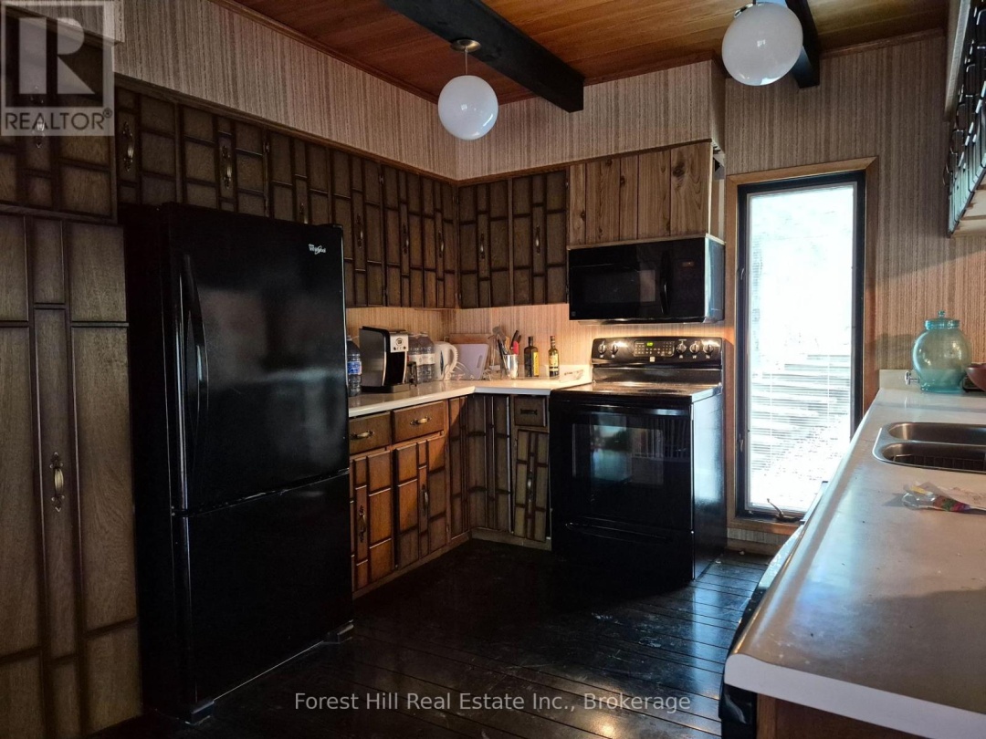 160 West Point Sands Road, Mary Lake