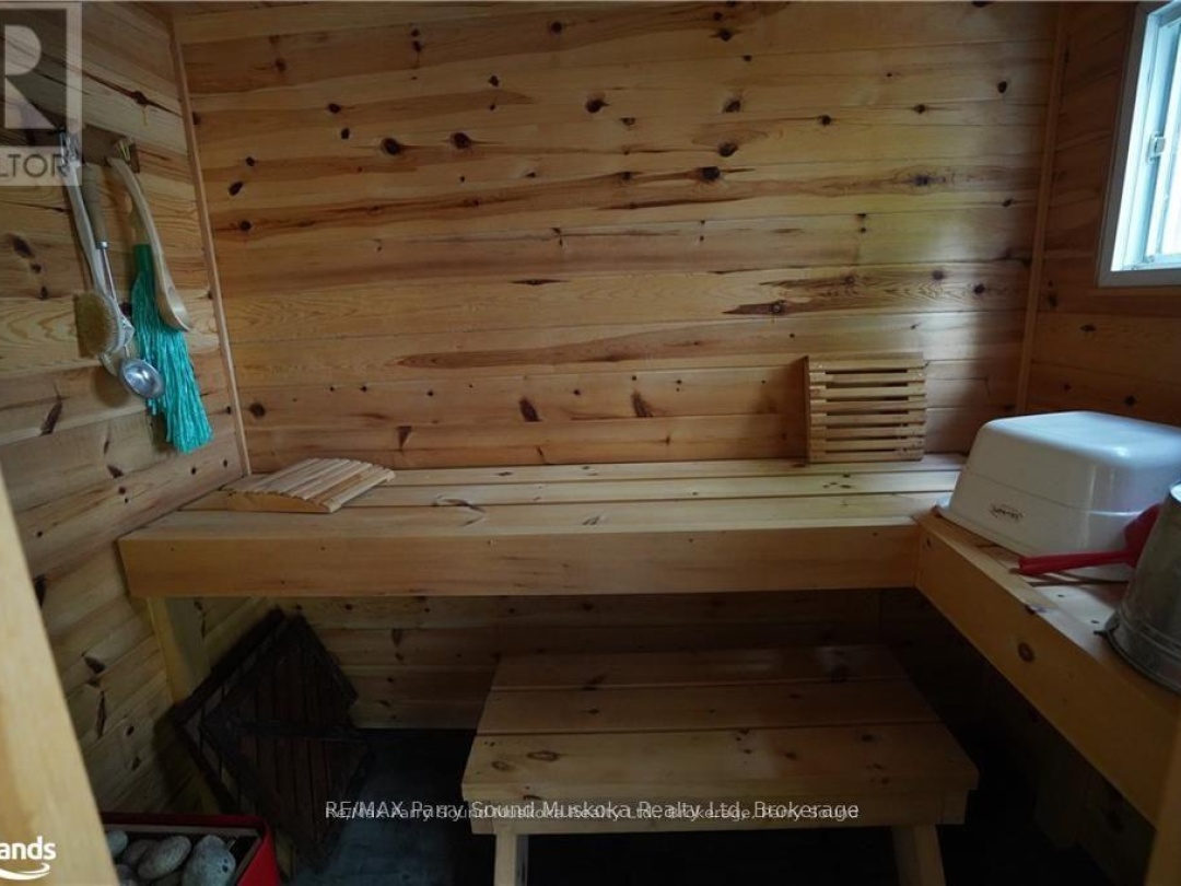 121 Healey, Healey Lake