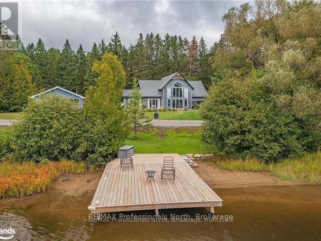 379 Santas Village Road W, Lake Muskoka