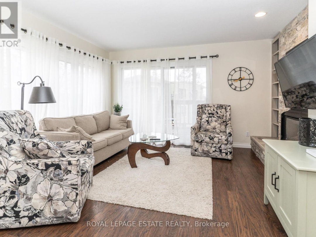 201 27 Deerhurst Drive, Peninsula Lake