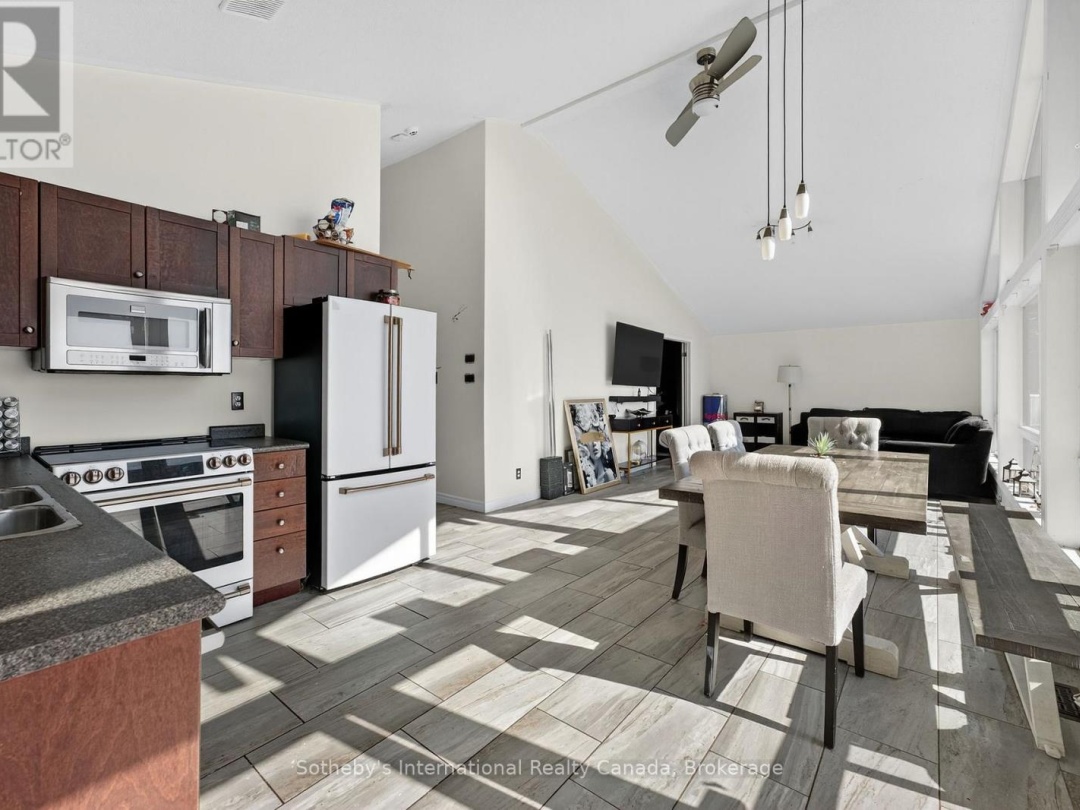 211 MOON POINT DRIVE, 