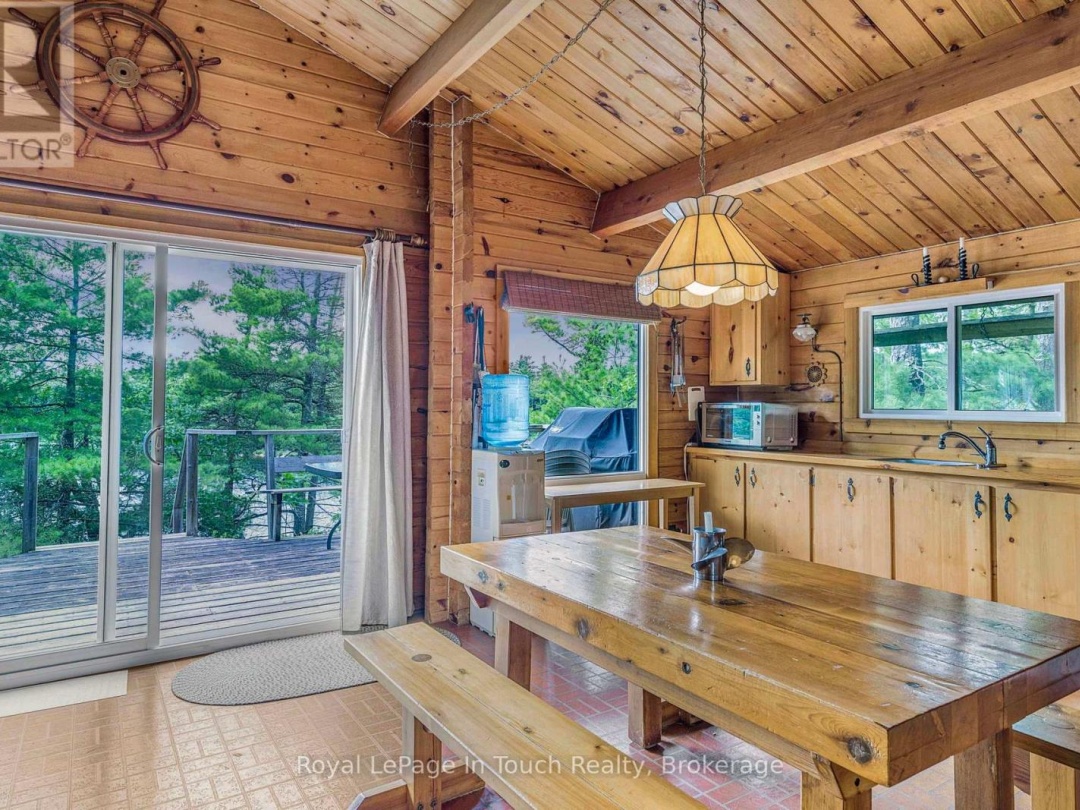 B207 10 Wahsoune Island, Georgian Bay