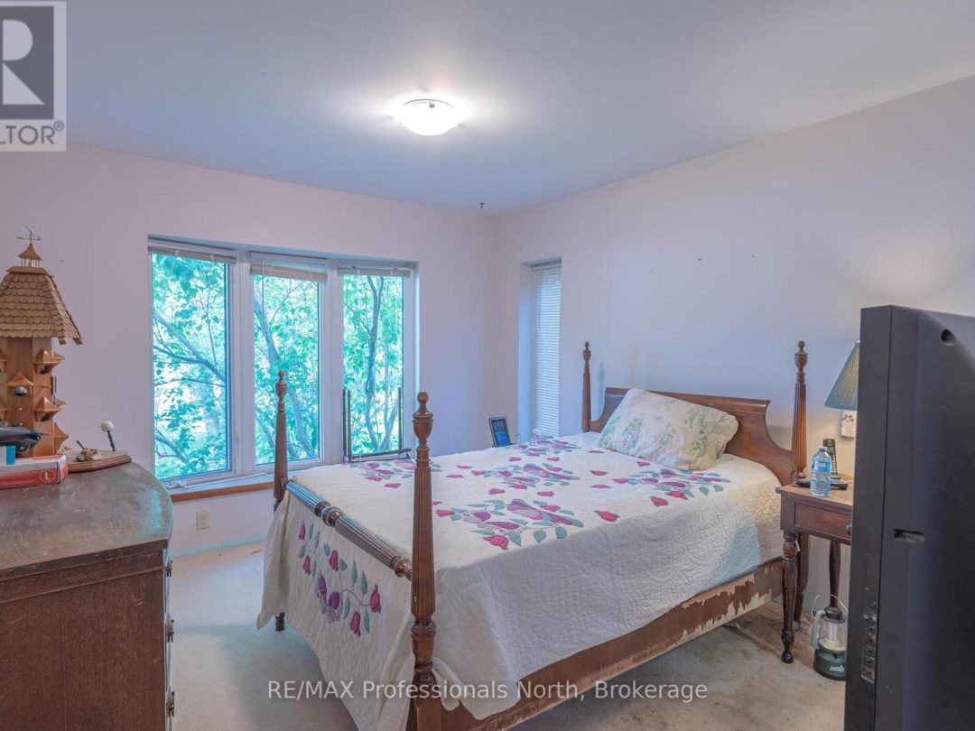 1015 BLACKBERRY LANE, 