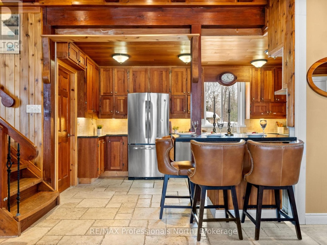 1307 Watts Road W, Kennisis Lake