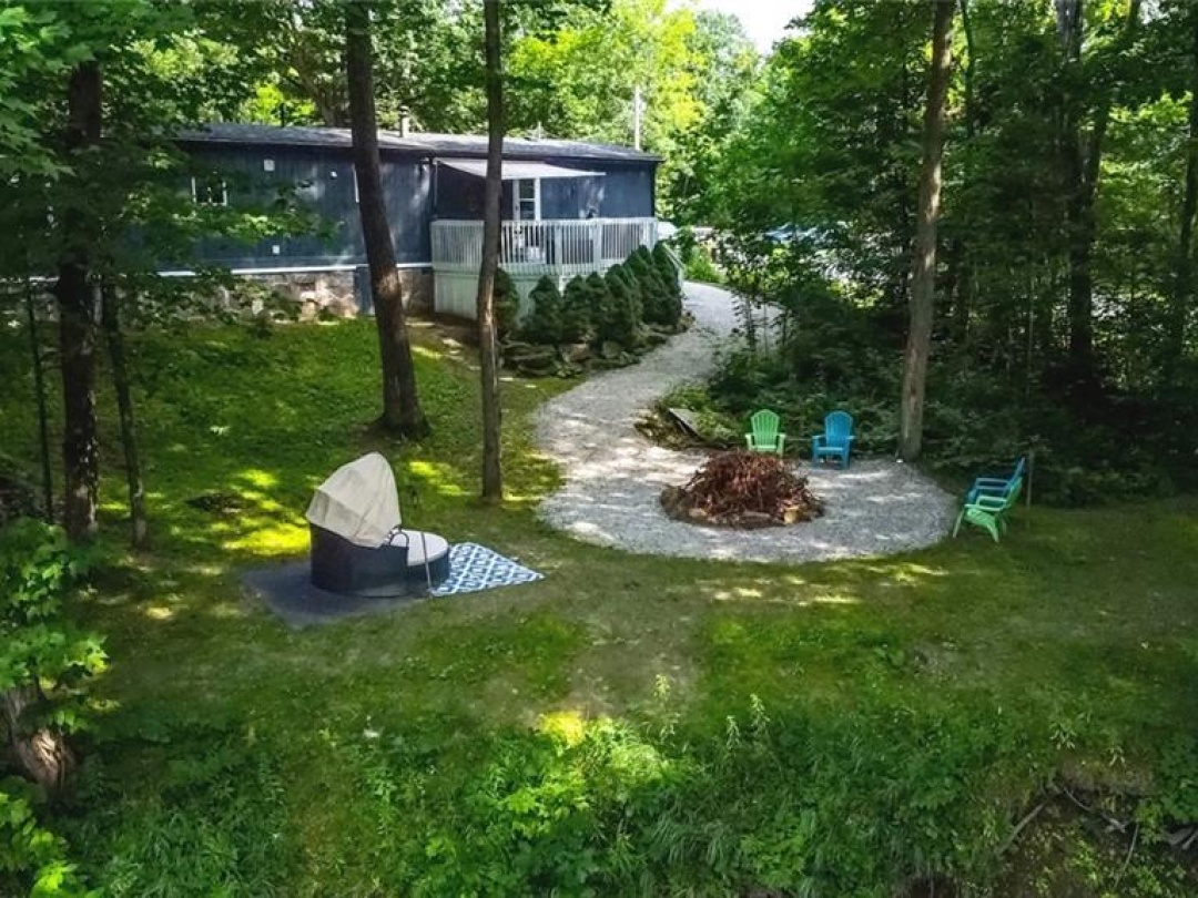 7498 ISLAND Crescent, Black River