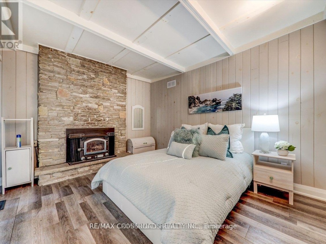 5794 Victoria Park Road, 