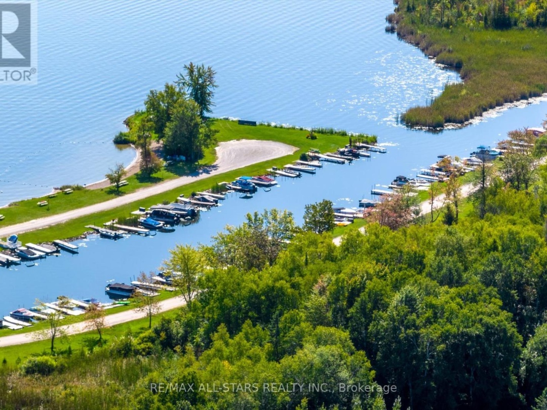369 The Captain's Cor, Pigeon Lake